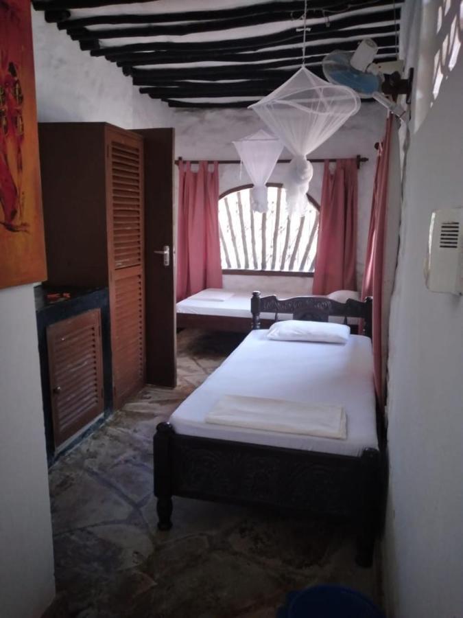 Diani Banda Cottages Diani Beach Exteriör bild