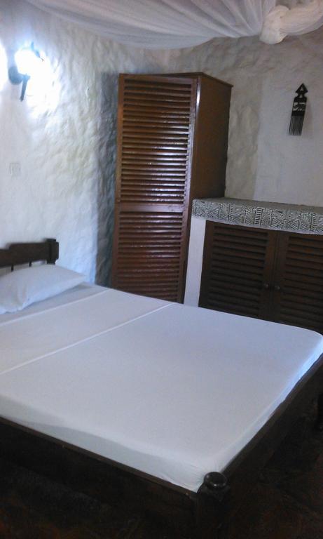 Diani Banda Cottages Diani Beach Exteriör bild