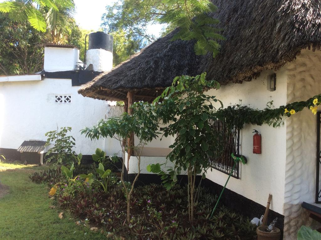 Diani Banda Cottages Diani Beach Exteriör bild
