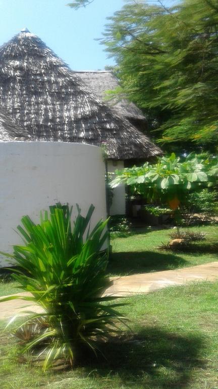 Diani Banda Cottages Diani Beach Exteriör bild