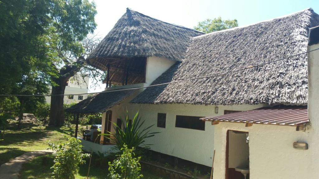 Diani Banda Cottages Diani Beach Exteriör bild