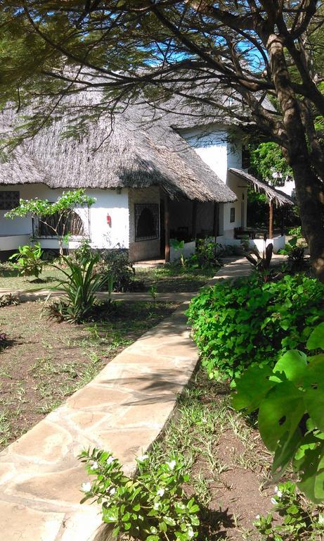 Diani Banda Cottages Diani Beach Exteriör bild